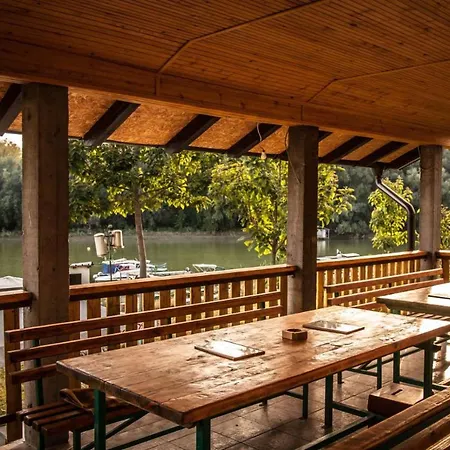 Captain's House By The Danube River * Cerevic