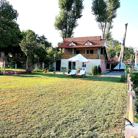 بيت للعطل Captain's House By The Danube River *