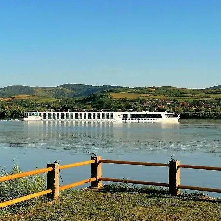 Captain's House By The Danube River Holiday home Cerevic